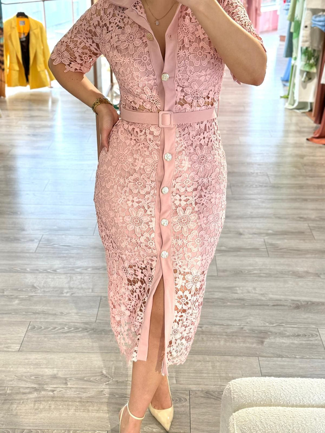 VESTIDO ROSA EM RENDA COM CINTO PONTO CHIC