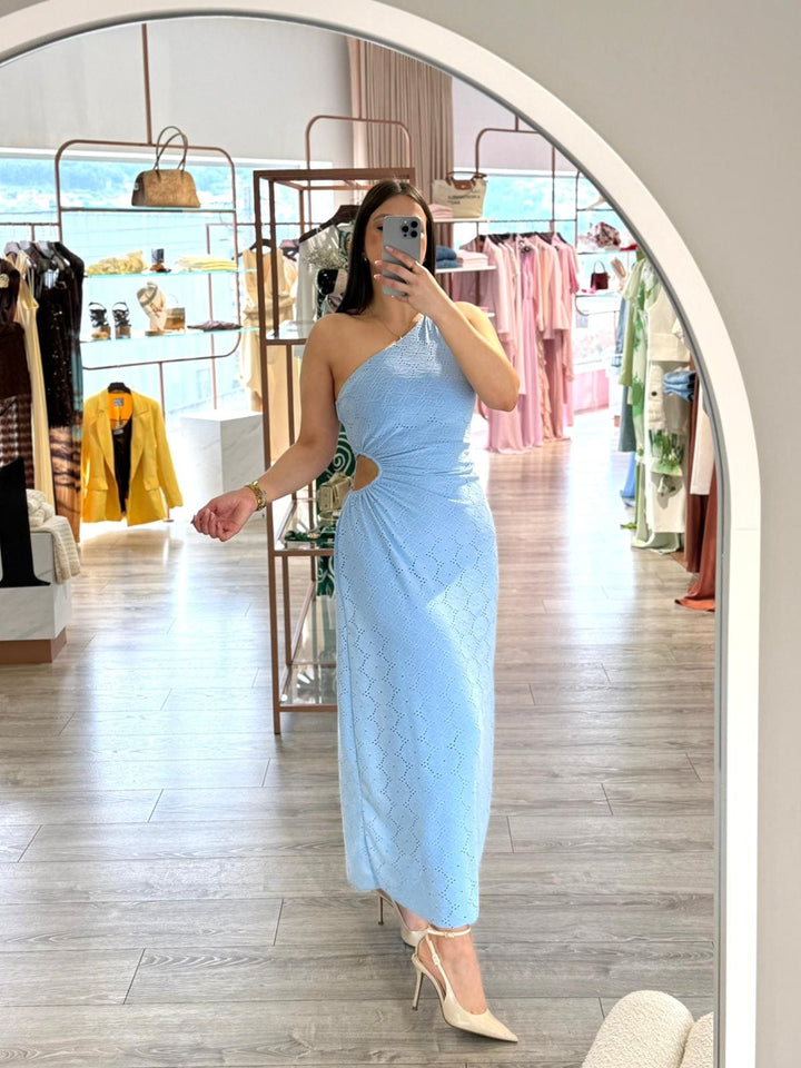 VESTIDO AZUL ASSIMÉTRICO EM BORDADO INGLÊS PONTO CHIC