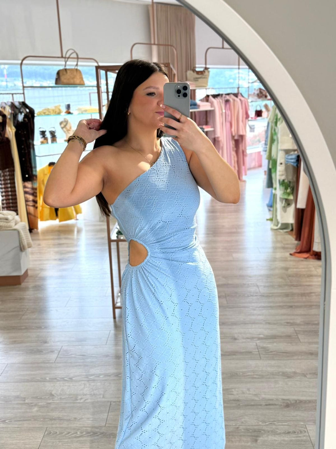 VESTIDO AZUL ASSIMÉTRICO EM BORDADO INGLÊS PONTO CHIC