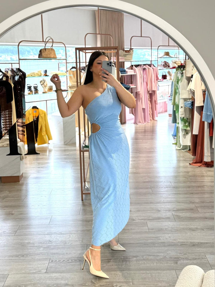 VESTIDO AZUL ASSIMÉTRICO EM BORDADO INGLÊS PONTO CHIC