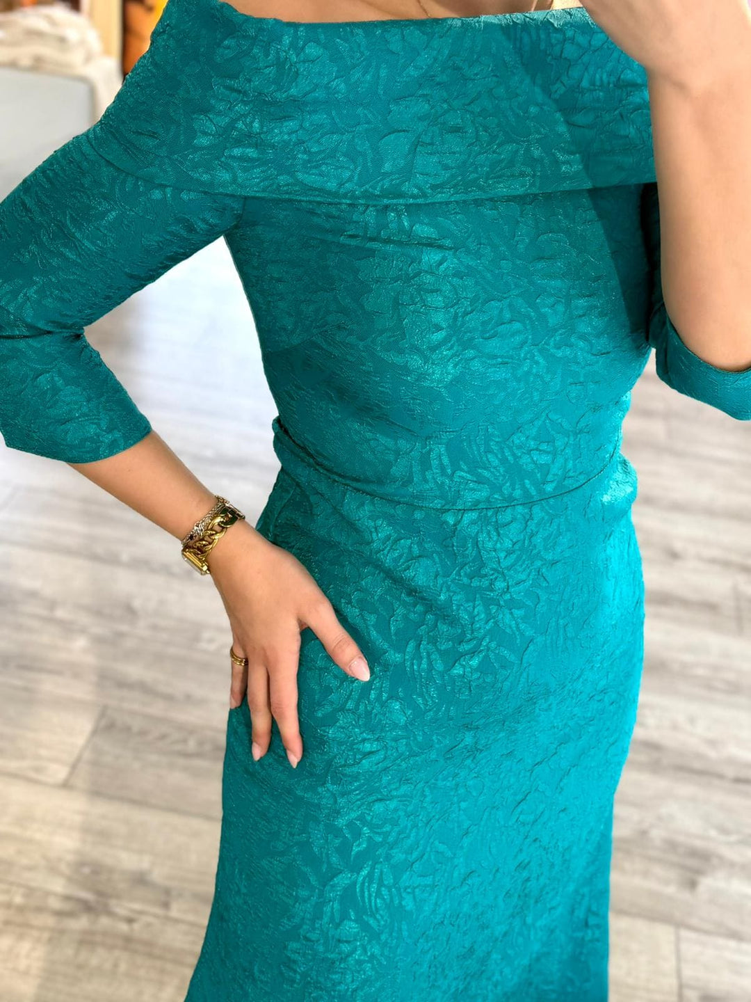 VESTIDO MIDI AZUL TURQUESA TEXTURADO CAI-CAI PONTO CHIC