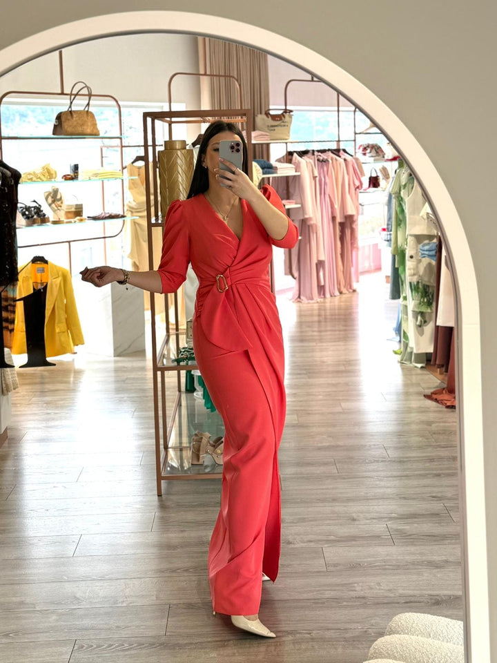 VESTIDO COMPRIDO CORAL COM DRAPEADO E FIVELA PONTO CHIC