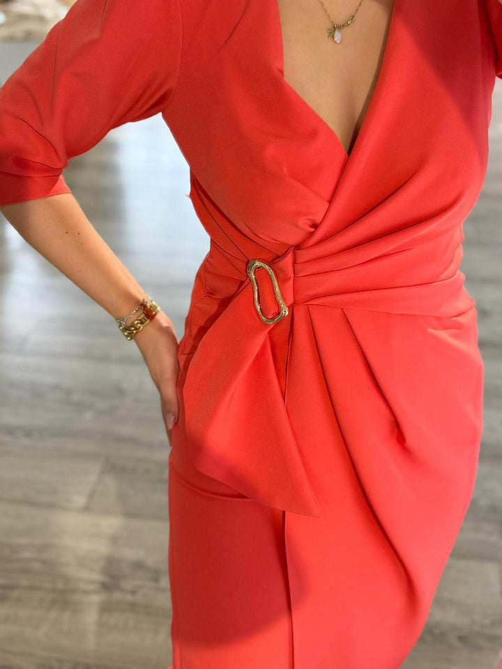 VESTIDO COMPRIDO CORAL COM DRAPEADO E FIVELA PONTO CHIC