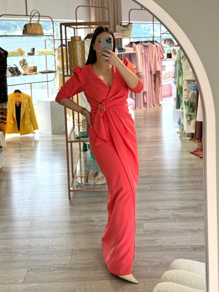 VESTIDO COMPRIDO CORAL COM DRAPEADO E FIVELA PONTO CHIC