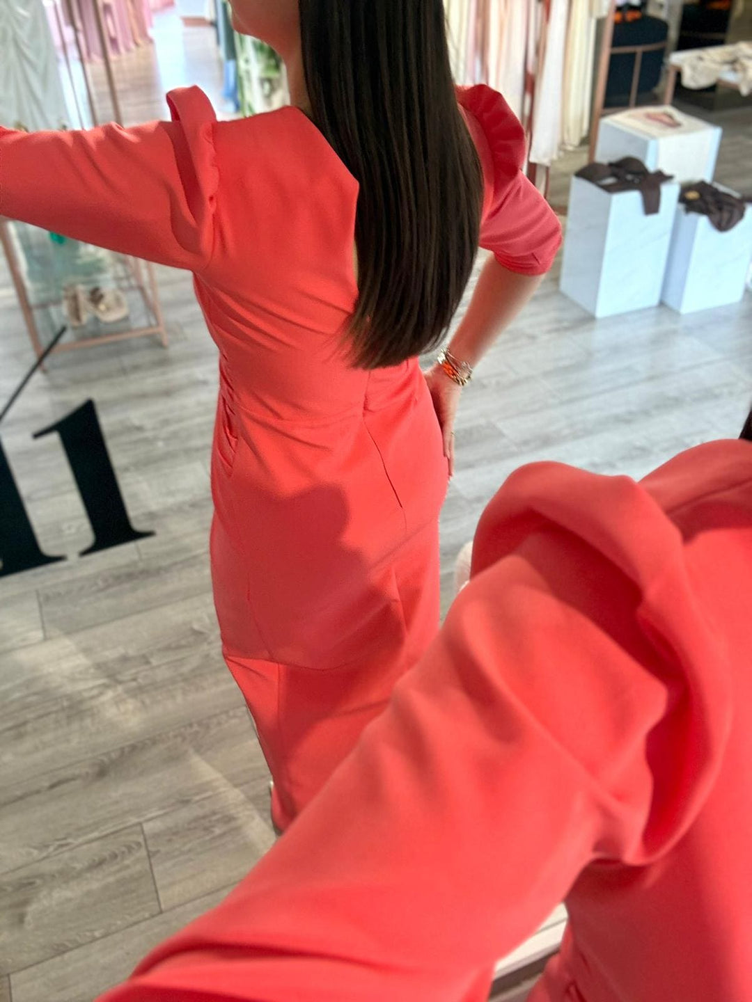 VESTIDO COMPRIDO CORAL COM DRAPEADO E FIVELA PONTO CHIC