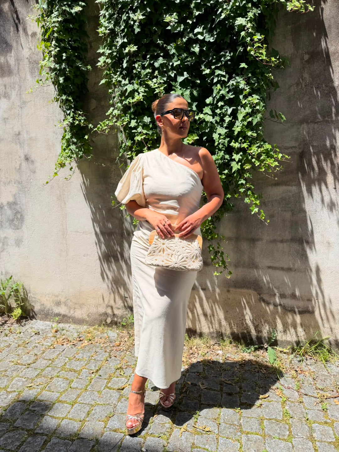 VESTIDO BEGE ASSIMÉTRICO EM LINHO PONTO CHIC