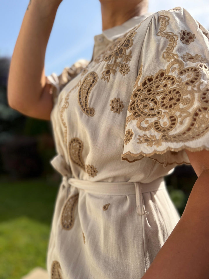 VESTIDO CRU COM BORDADOS E CINTO PONTO CHIC