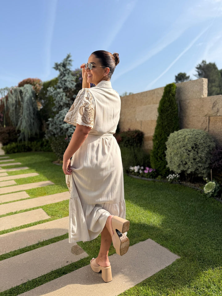 VESTIDO CRU COM BORDADOS E CINTO PONTO CHIC