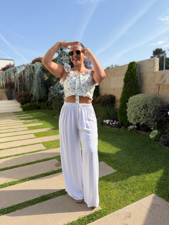 TOP BRANCO FLORAL AZUL COM FOLHOS PONTO CHIC