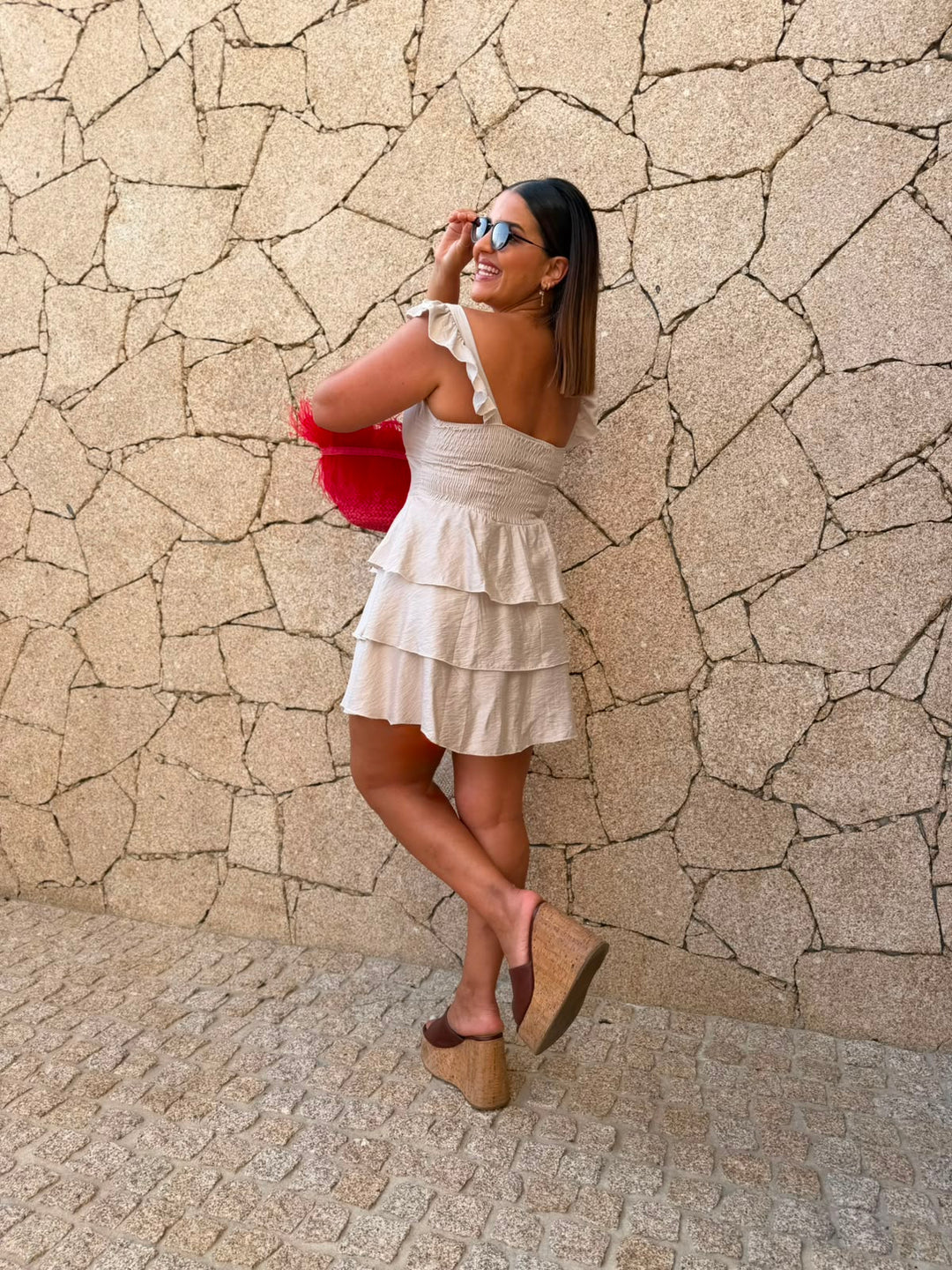 VESTIDO BEGE COM FOLHOS PONTO CHIC