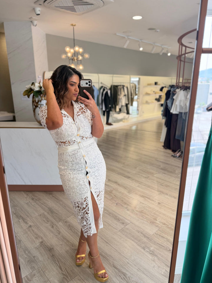 VESTIDO BRANCO EM RENDA COM CINTO PONTO CHIC