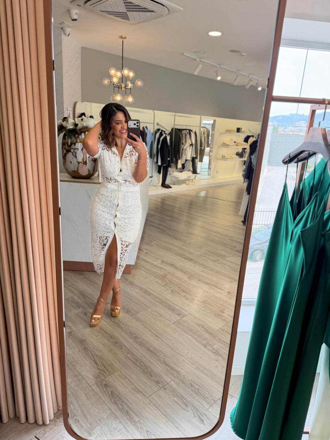VESTIDO BRANCO EM RENDA COM CINTO PONTO CHIC