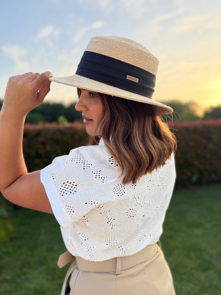 CHAPÉU EM RÁFIA NATURAL COM FITA PRETA SILVINA CAMPOS