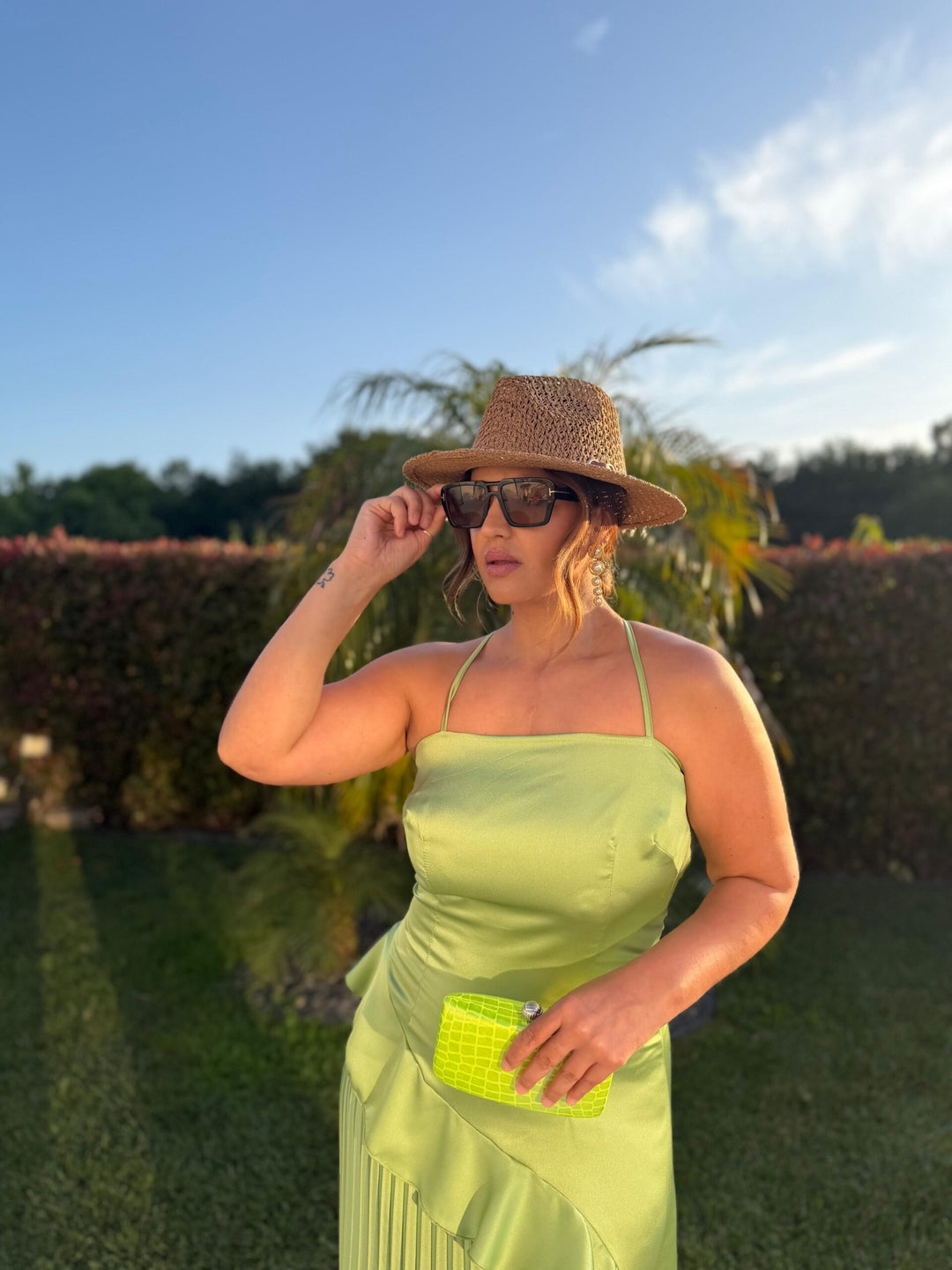 VESTIDO VERDE ACETINADO COM SAIA PLISSADA DIXIE