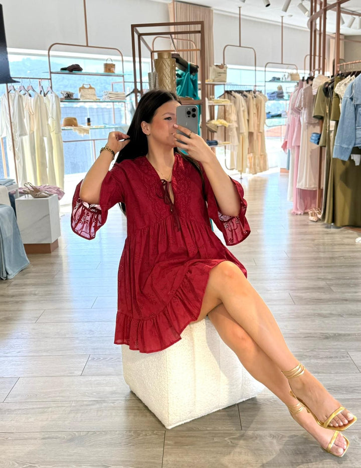 VESTIDO BORDÔ BORDADO COM GOLA EM RENDA PLEASE