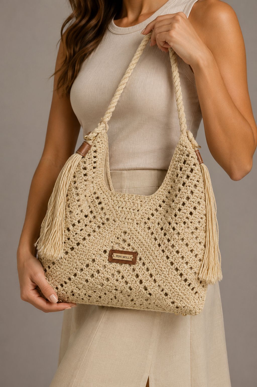 MALA EM CROCHET BEGE COM FRANJA LEA LAB
