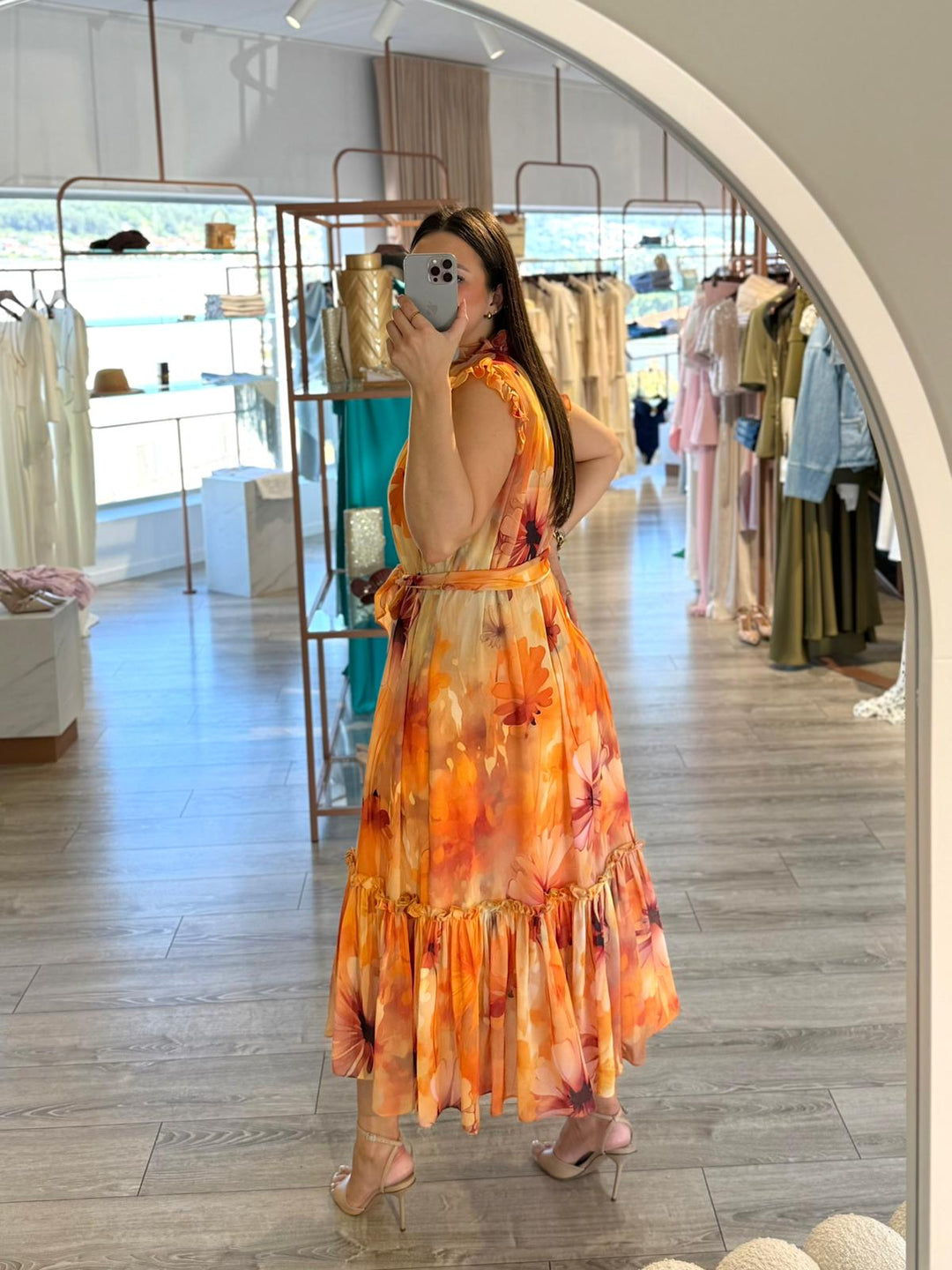 VESTIDO MIDI FLORAL TONS PÊSSEGO FERRACHE