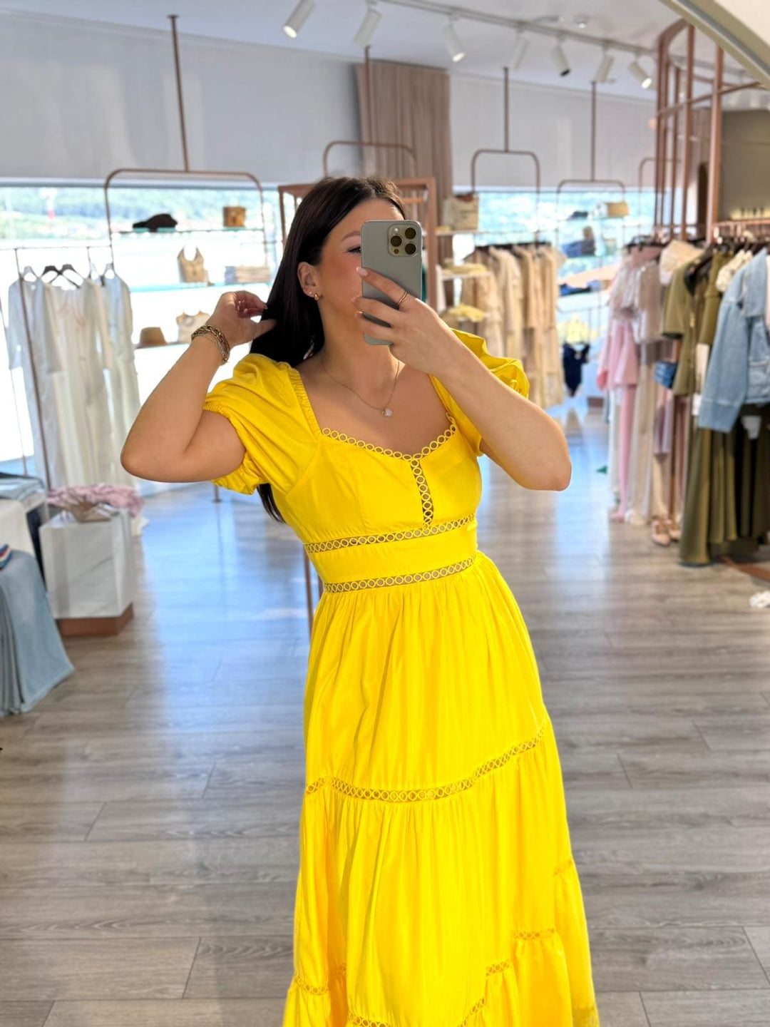 VESTIDO LONGO AMARELO COM MANGAS BALÃO E DETALHES EM RENDA PONTO CHIC