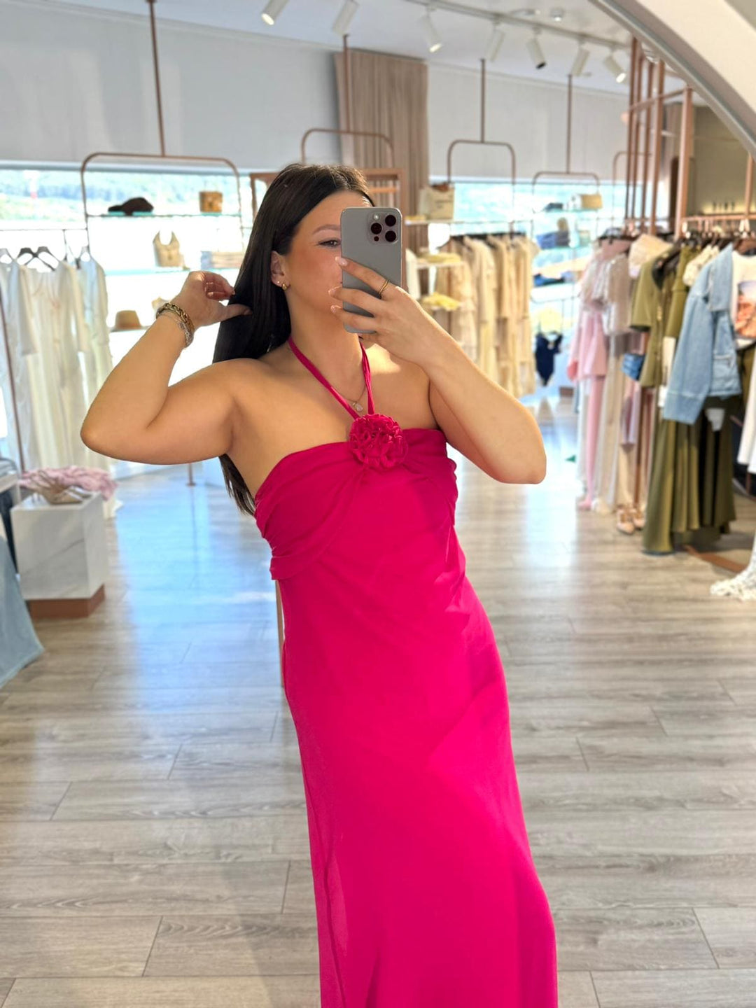 VESTIDO COMPRIDO FUCSIA COM FLOR APLICADA PONTO CHIC
