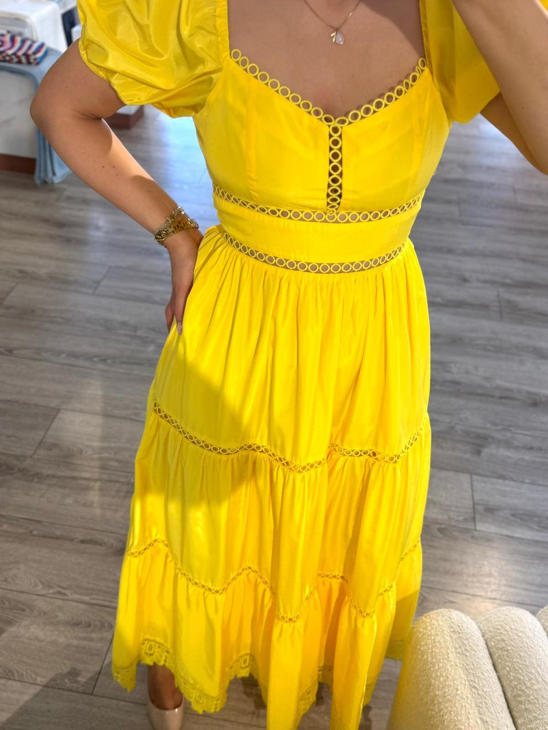 VESTIDO LONGO AMARELO COM MANGAS BALÃO E DETALHES EM RENDA PONTO CHIC