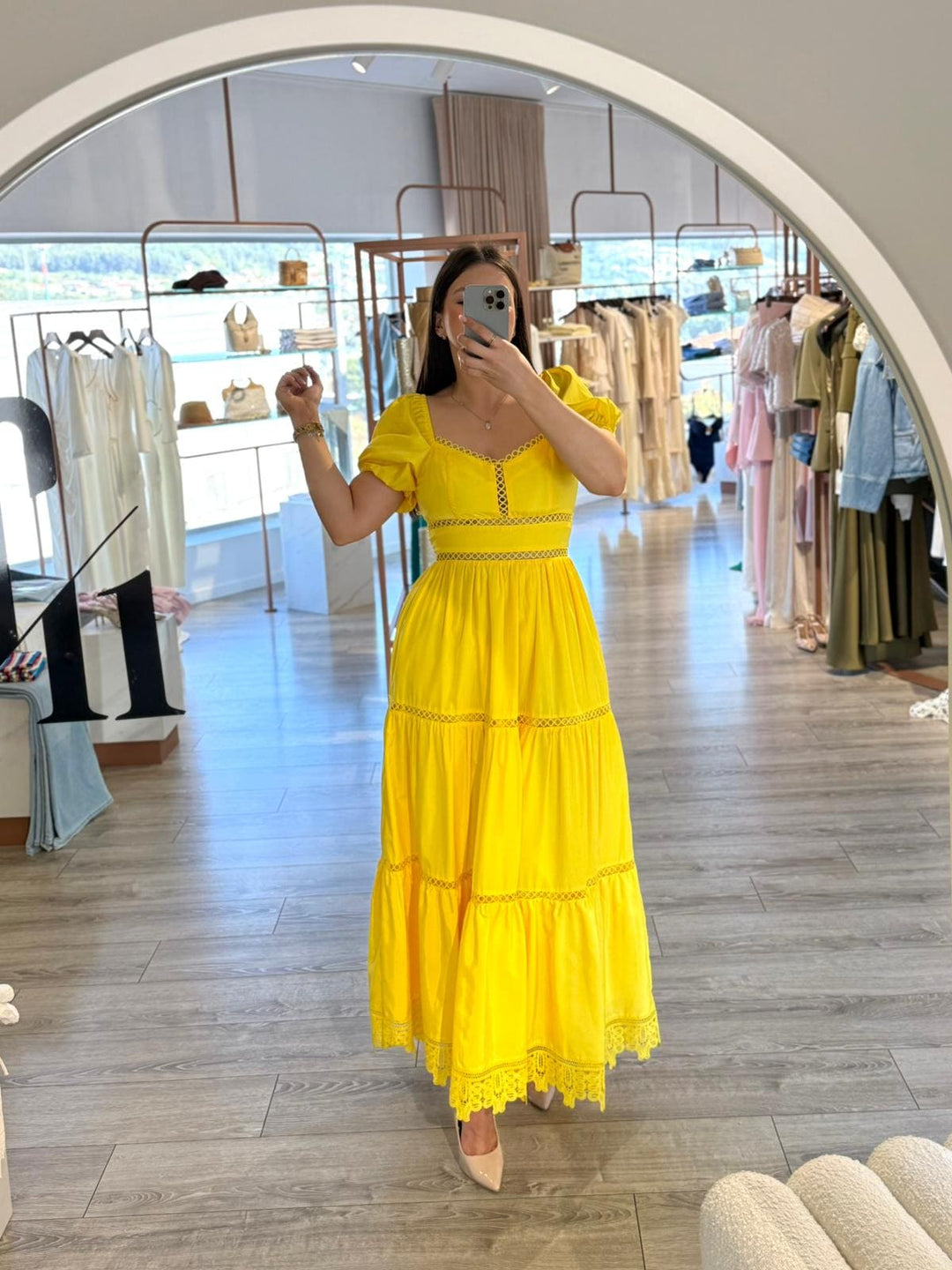 VESTIDO LONGO AMARELO COM MANGAS BALÃO E DETALHES EM RENDA PONTO CHIC