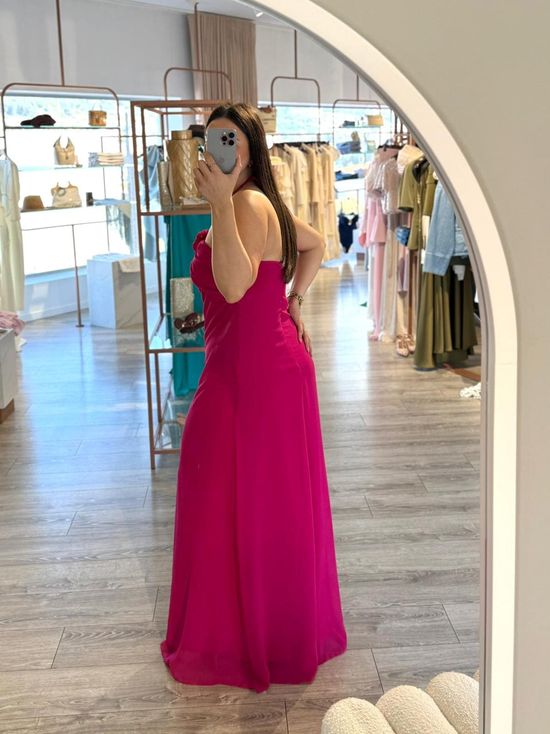 VESTIDO COMPRIDO FUCSIA COM FLOR APLICADA PONTO CHIC