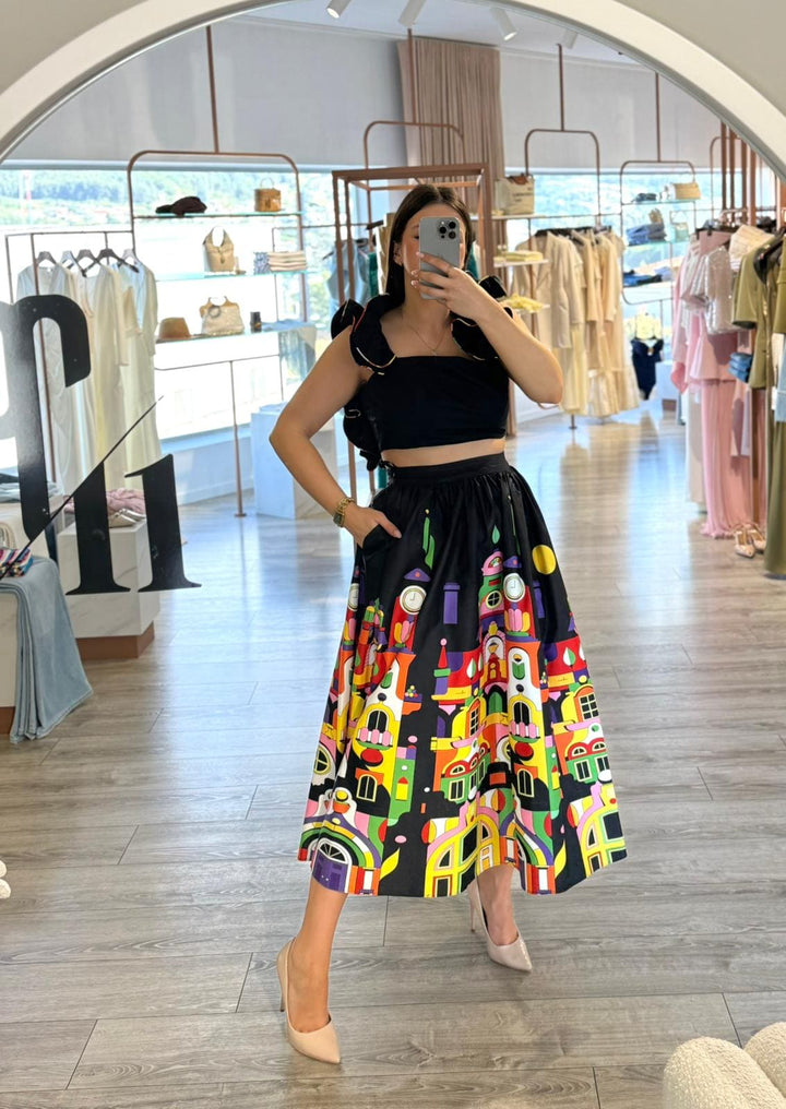 CONJUNTO PRETO COM ESTAMPADO GRÁFICO E MANGAS VOLUMOSAS PONTO CHIC