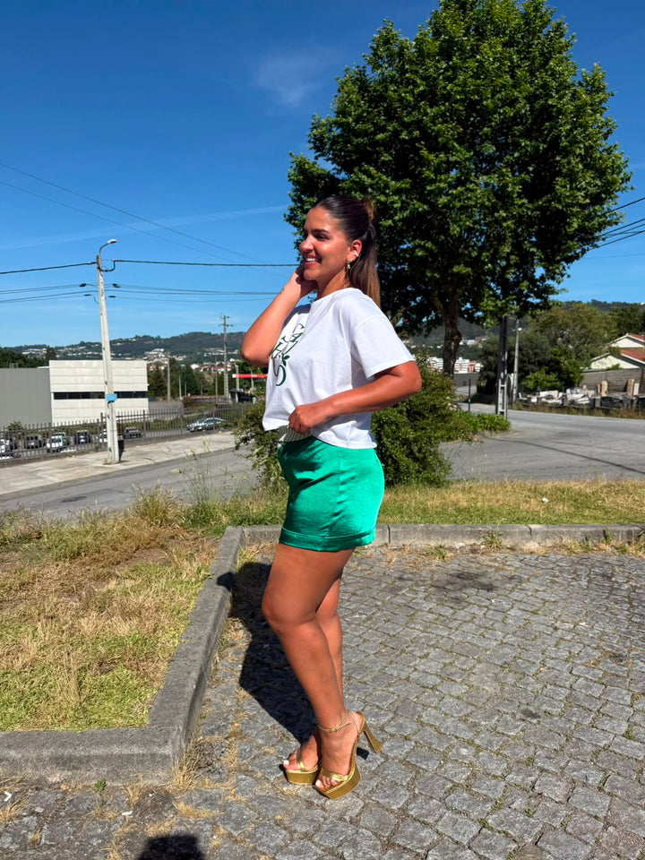 T-SHIRT BORDADA COM LENÇO VERDE SAHOCO