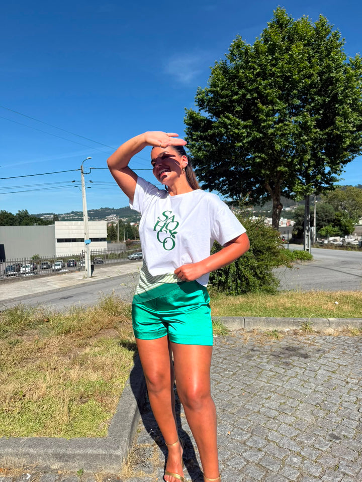T-SHIRT BORDADA COM LENÇO VERDE SAHOCO