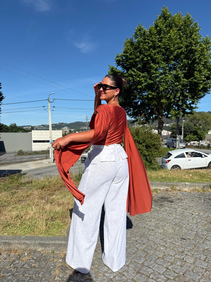 BODY DRAPEADO TERRACOTA COM DECOTE AMPLO SAHOCO