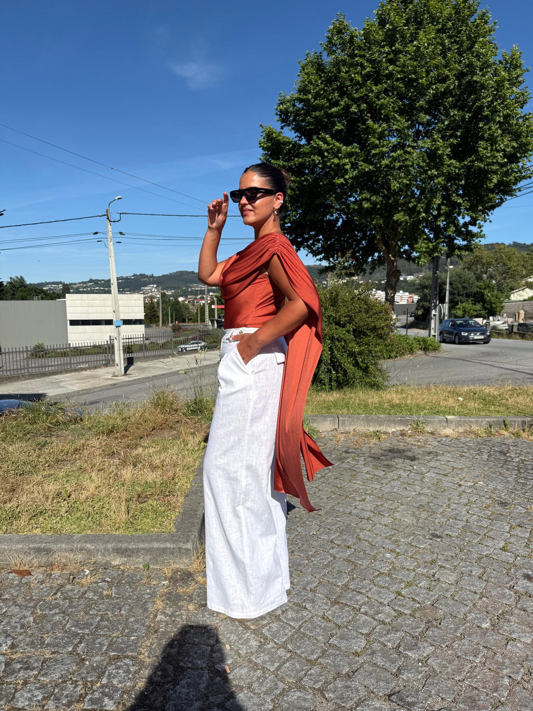 BODY DRAPEADO TERRACOTA COM DECOTE AMPLO SAHOCO
