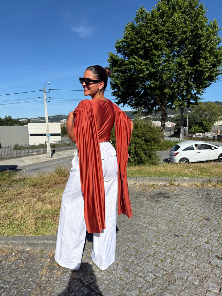 BODY DRAPEADO TERRACOTA COM DECOTE AMPLO SAHOCO