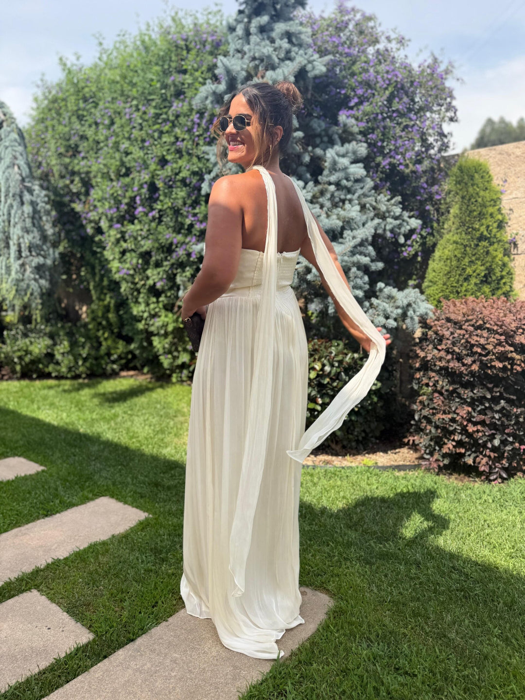 VESTIDO PLISSADO CAI-CAI COM CHOKER BEGE PONTO CHIC