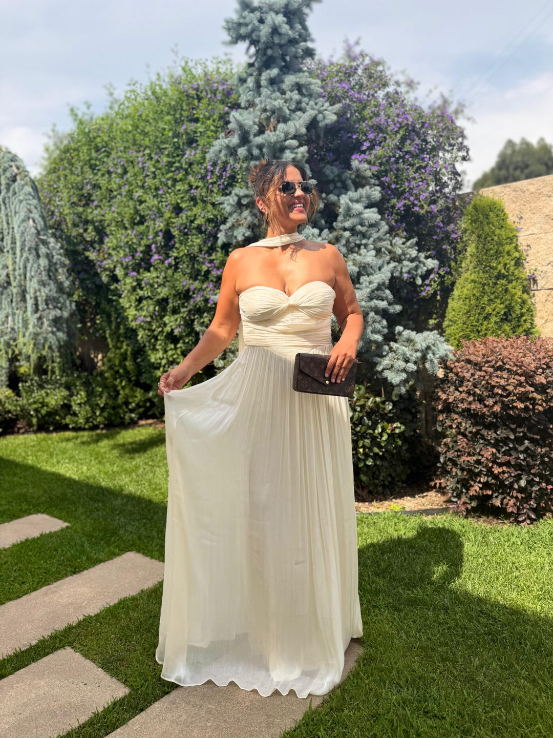 VESTIDO PLISSADO CAI-CAI COM CHOKER BEGE PONTO CHIC