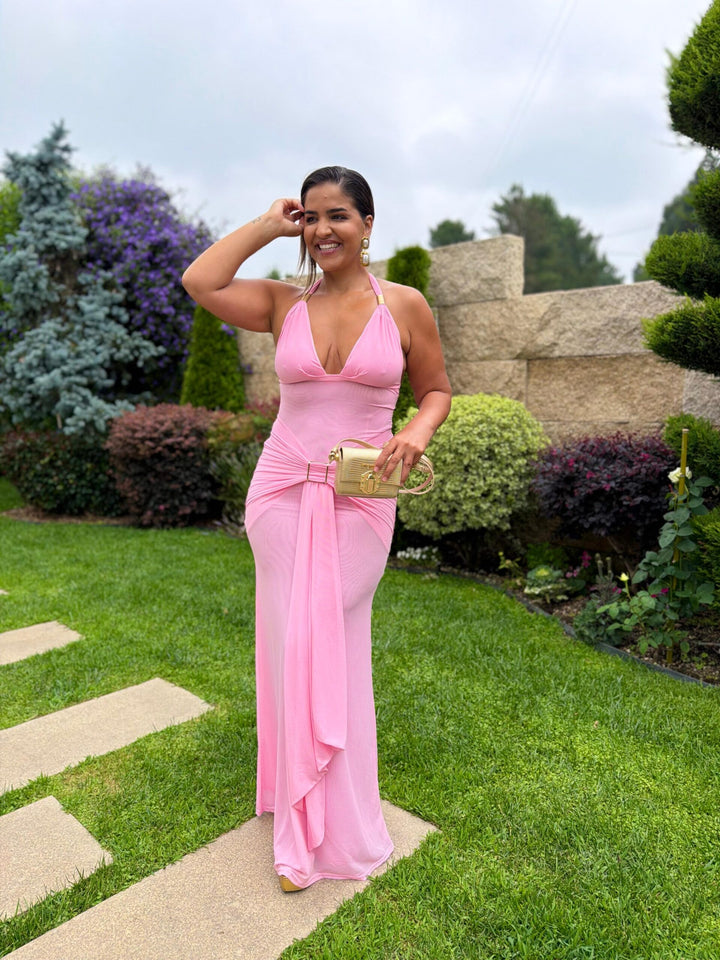 VESTIDO ROSA COM DRAPEADO E APLICAÇÃO DOURADA PONTO CHIC