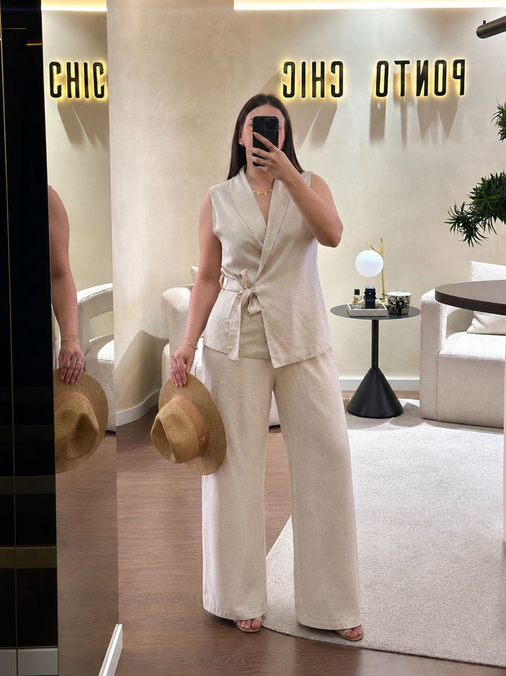 CONJUNTO DE LINHO BEGE COM COLETE E CALÇA PONTO CHIC