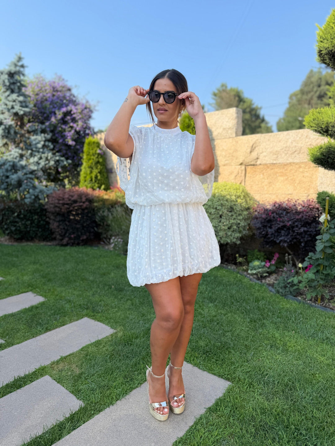 VESTIDO CURTO BRANCO COM BORDADO PONTO CHIC