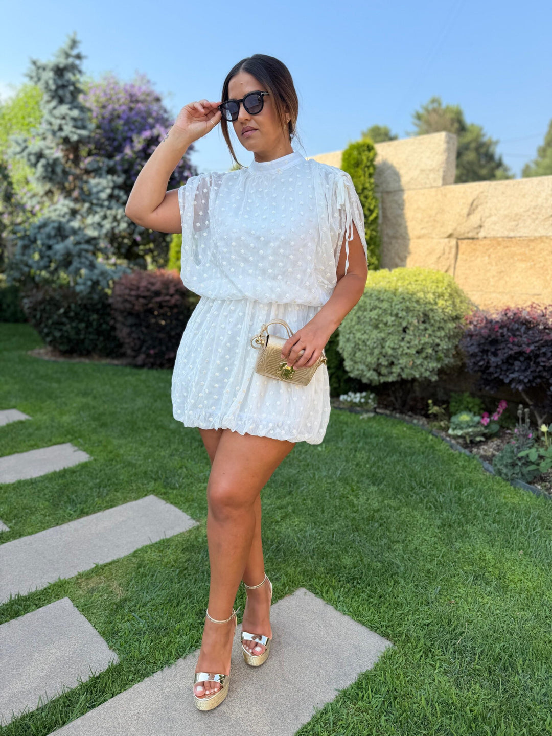VESTIDO CURTO BRANCO COM BORDADO PONTO CHIC