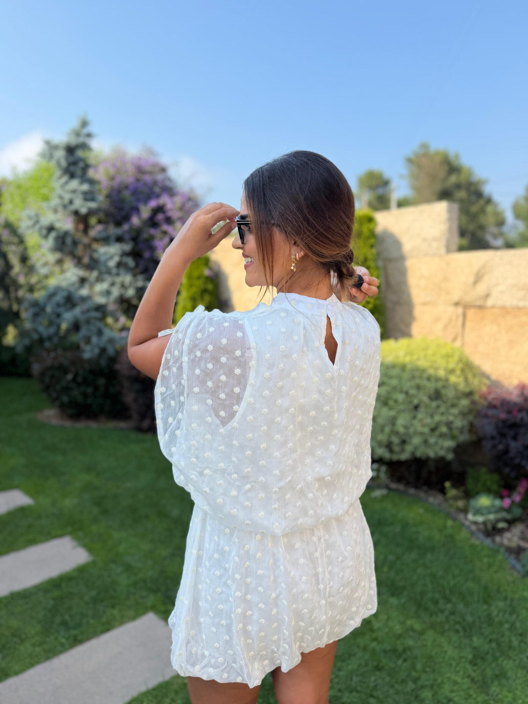 VESTIDO CURTO BRANCO COM BORDADO PONTO CHIC