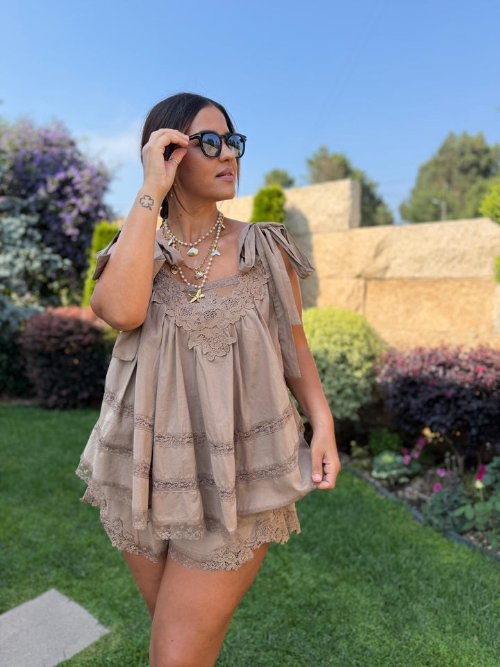 CONJUNTO CASTANHO COM TOP E CALÇÃO COM RENDA PONTO CHIC