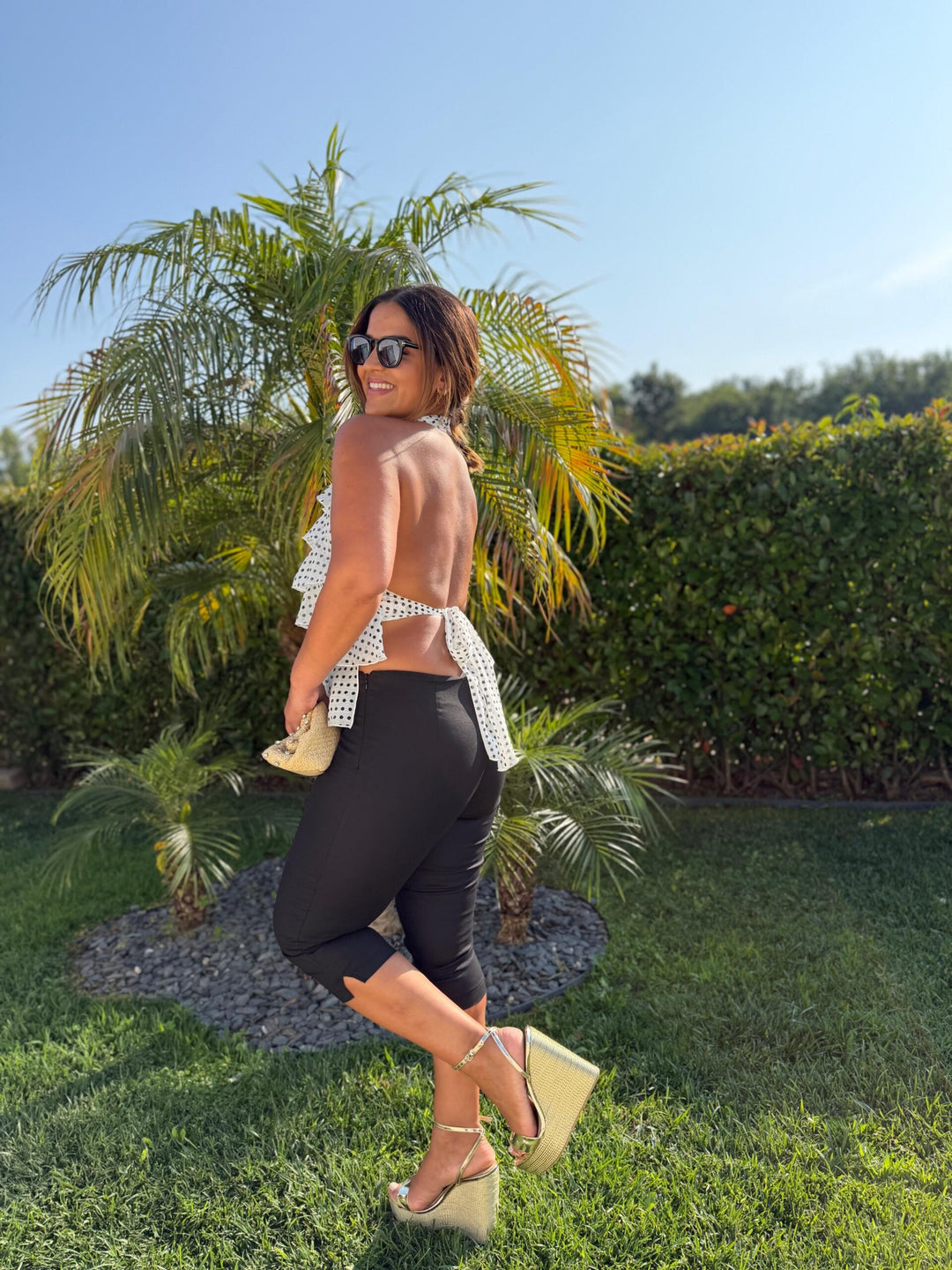 TOP BRANCO ÀS BOLINHAS PRETAS PONTO CHIC