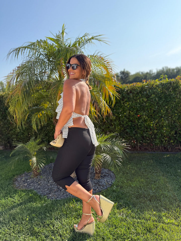 TOP BRANCO ÀS BOLINHAS PRETAS PONTO CHIC