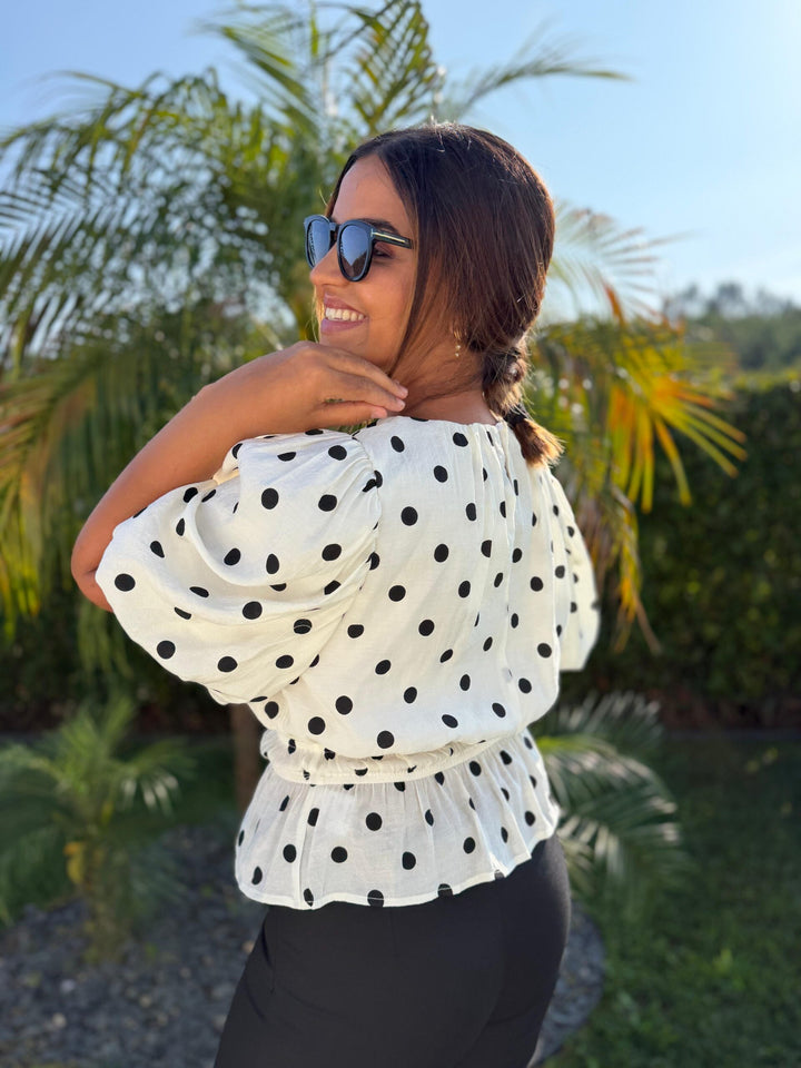 BLUSA BRANCA ÀS BOLINHAS PRETAS COM MANGAS VOLUMOSAS PONTO CHIC