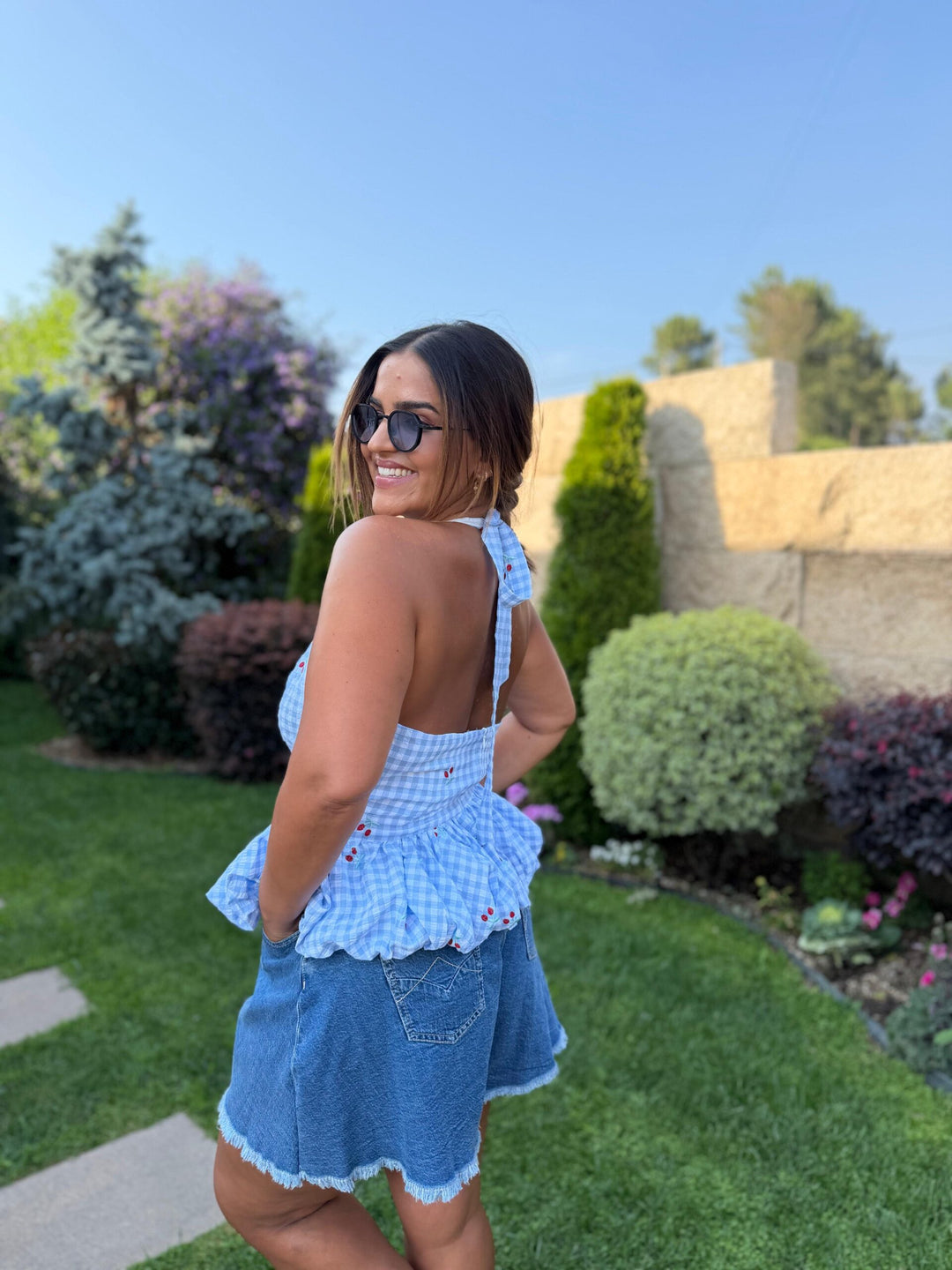 TOP AZUL CLARO AOS QUADROS COM BORDADOS DE CEREJAS PONTO CHIC