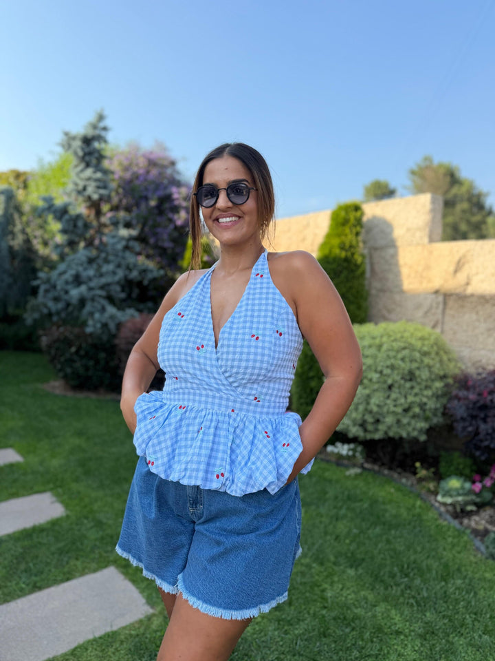 TOP AZUL CLARO AOS QUADROS COM BORDADOS DE CEREJAS PONTO CHIC