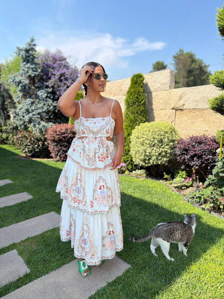 VESTIDO MIDI BRANCO ESTAMPADO COM ABERTURAS LATERAIS E FOLHOS PONTO CHIC