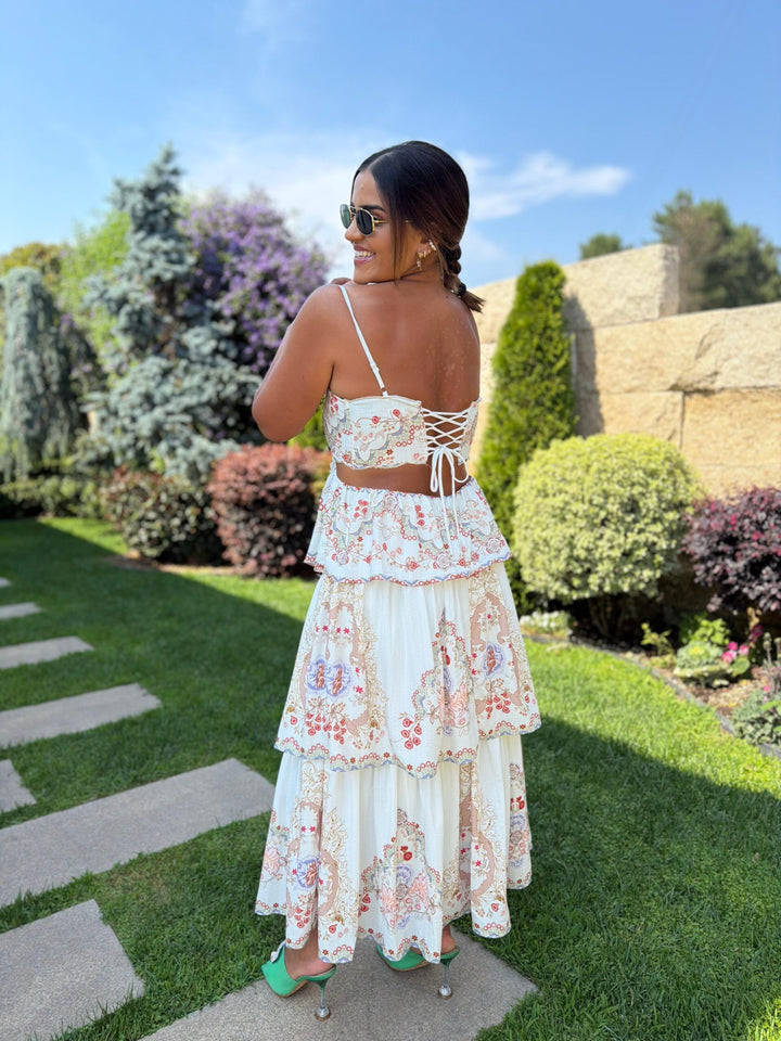 VESTIDO MIDI BRANCO ESTAMPADO COM ABERTURAS LATERAIS E FOLHOS PONTO CHIC