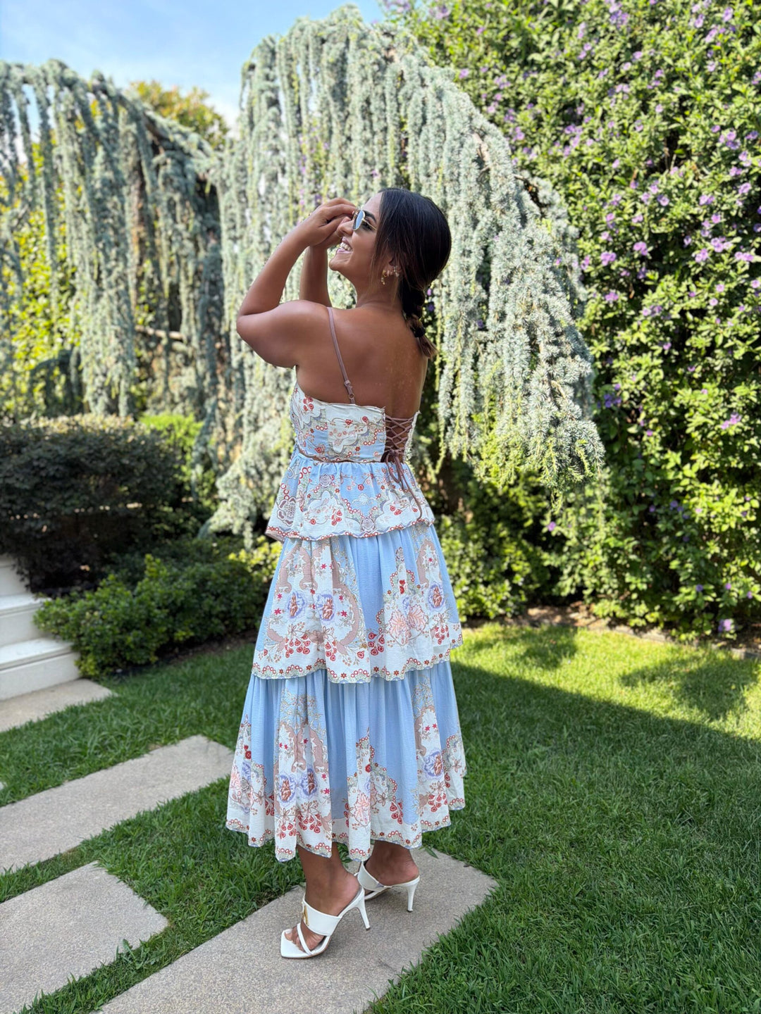 VESTIDO MIDI AZUL ESTAMPADO COM ABERTURAS LATERAIS E FOLHOS PONTO CHIC