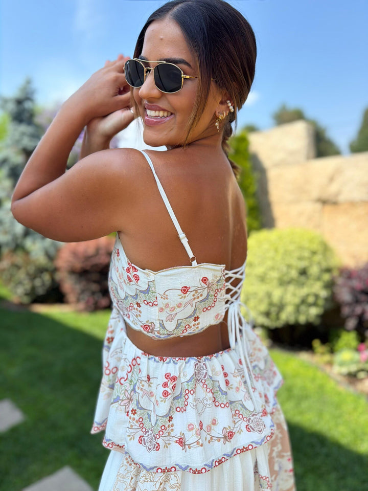 VESTIDO MIDI BRANCO ESTAMPADO COM ABERTURAS LATERAIS E FOLHOS PONTO CHIC