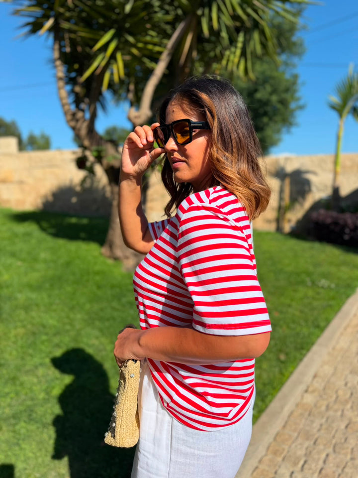 T-SHIRT ÀS RISCAS VERMELHA E BRANCA PONTO CHIC